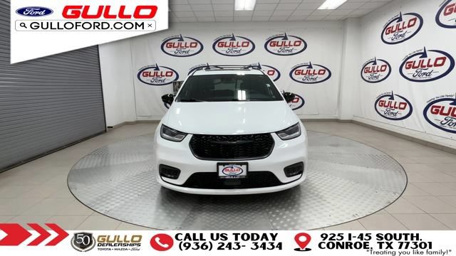 Used 2024 Chrysler Pacifica Limited w/ S Appearance Package FWD image 3
