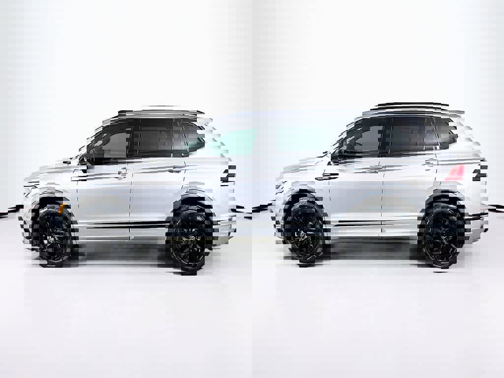 Used 2023 Volkswagen Tiguan SE R-Line image 3