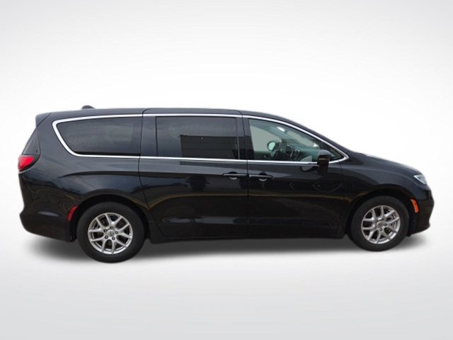 Used 2023 Chrysler Pacifica Touring-L FWD image 10