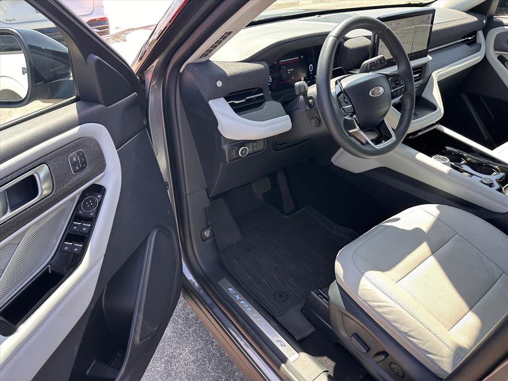 Certified 2025 Ford Explorer Platinum w/ Ultimate Package image 9