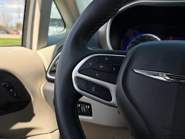 Used 2023 Chrysler Pacifica Touring-L FWD image 10