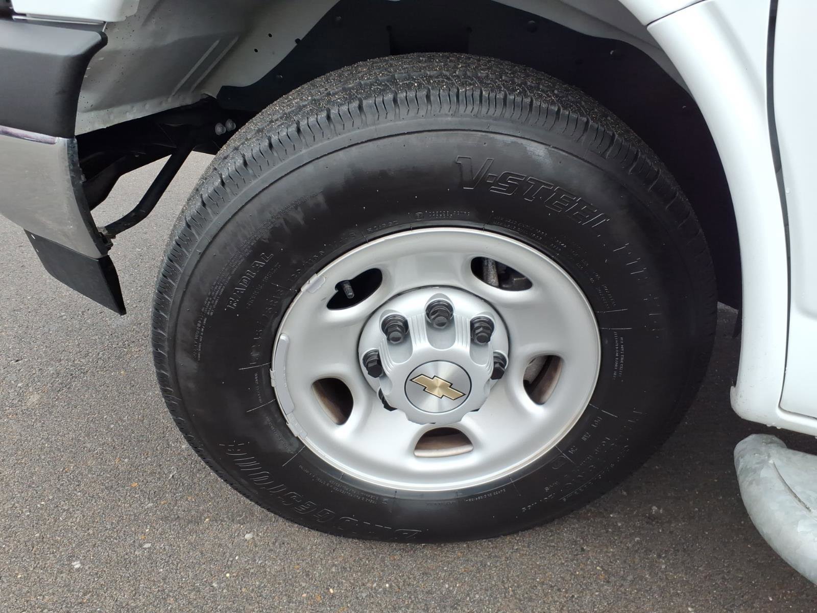 Used 2024 Chevrolet Express 2500 w/ Driver Convenience Package image 9