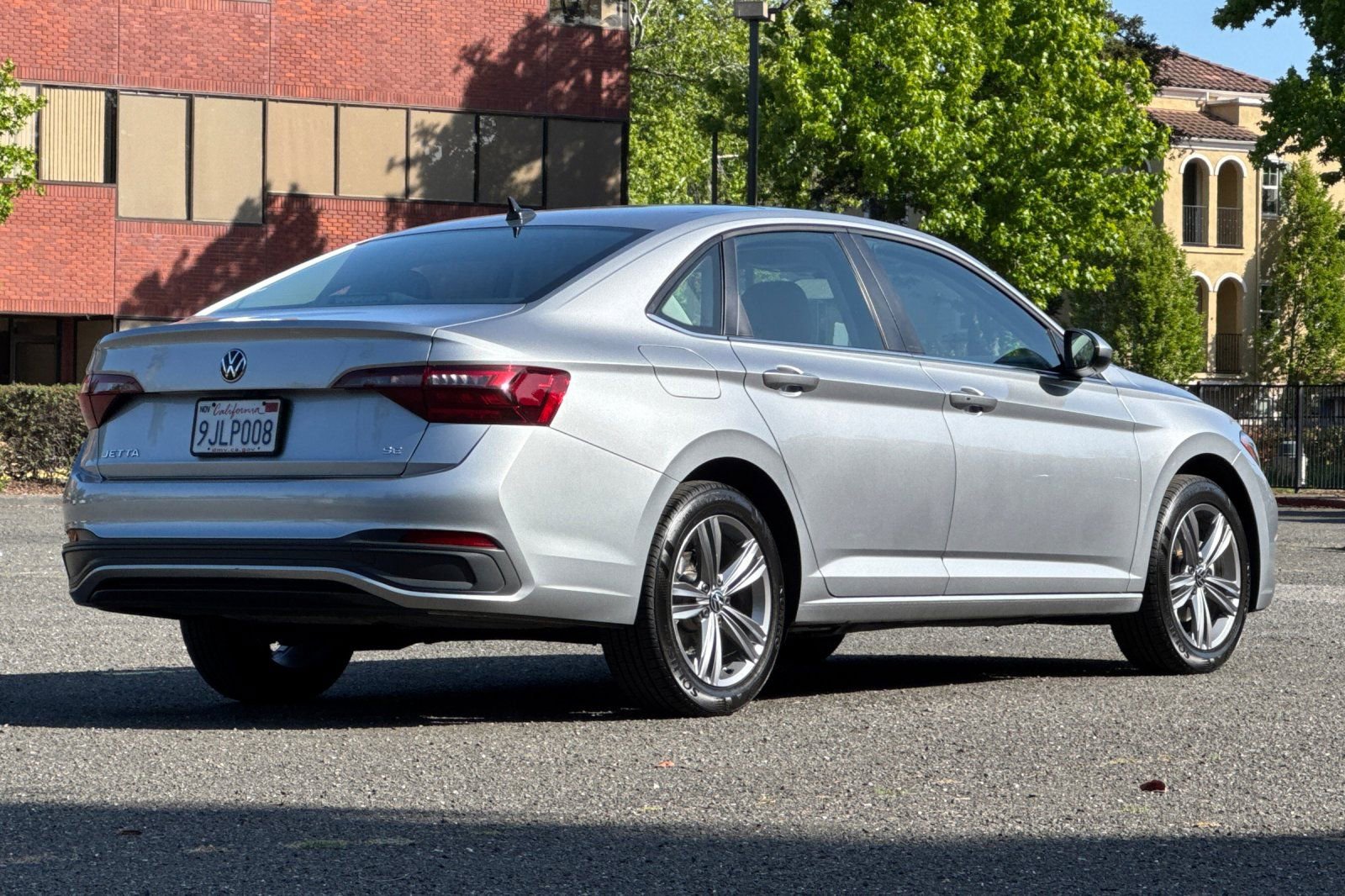Used 2023 Volkswagen Jetta SE FWD image 3