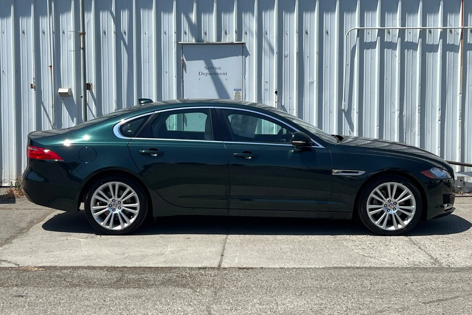 Used 2017 Jaguar XF Prestige RWD image 3