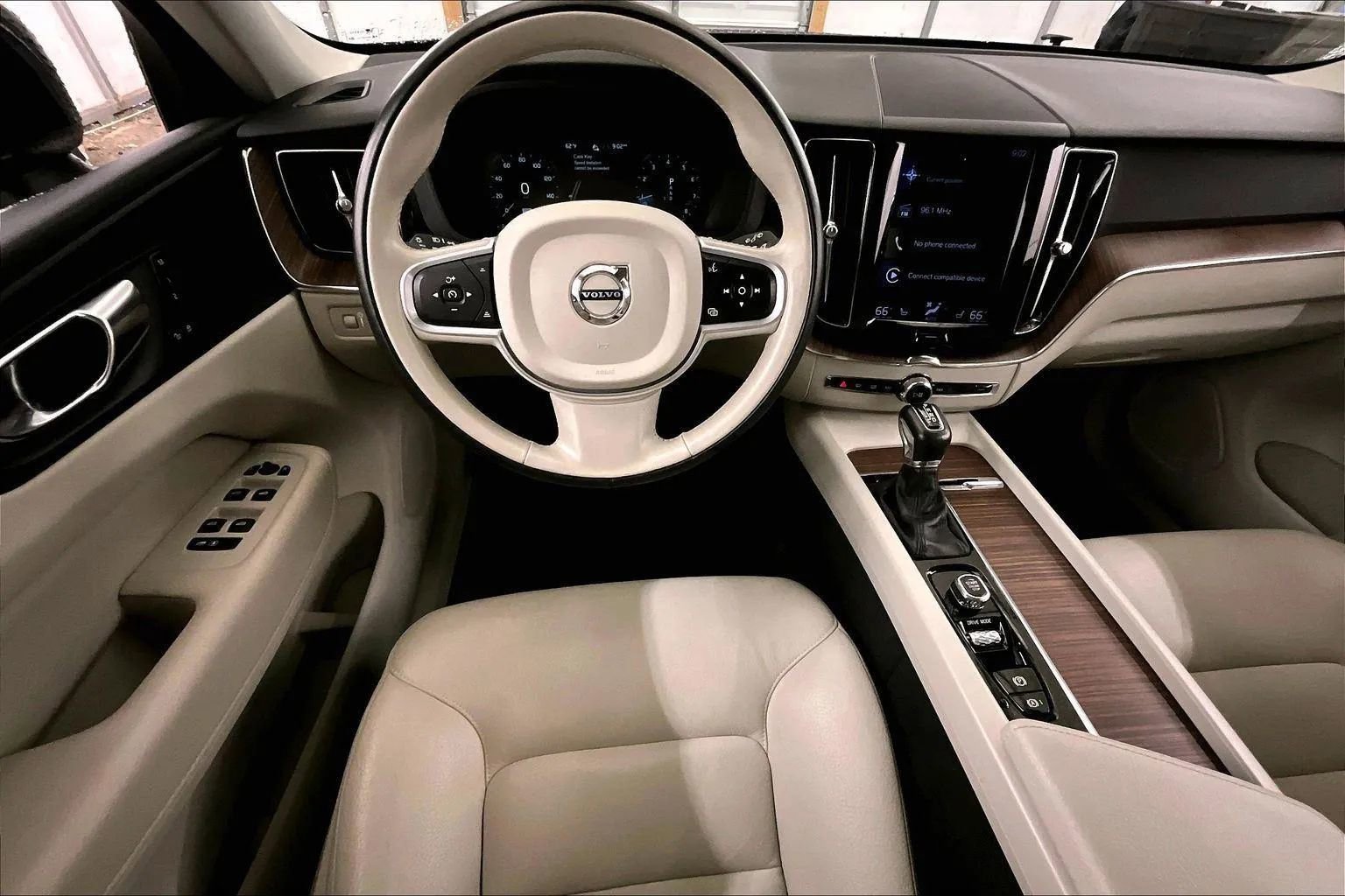 Used 2021 Volvo XC60 T5 Momentum w/ Premium Package image 5