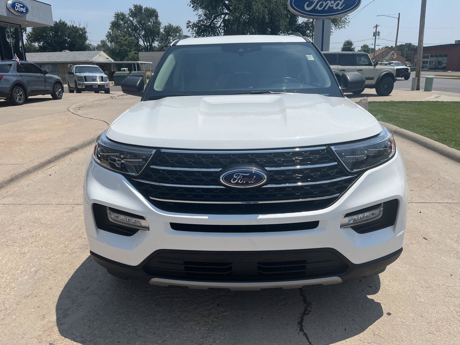 Certified 2023 Ford Explorer XLT w/ Equipment Group 202A AWD/4WD image 3