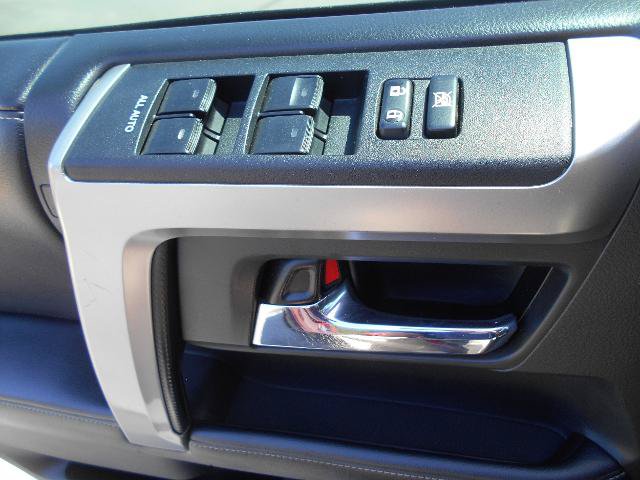 Used 2018 Toyota 4Runner SR5 AWD/4WD image 11