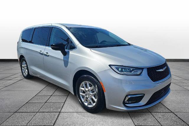 Used 2024 Chrysler Pacifica Touring-L FWD image 3