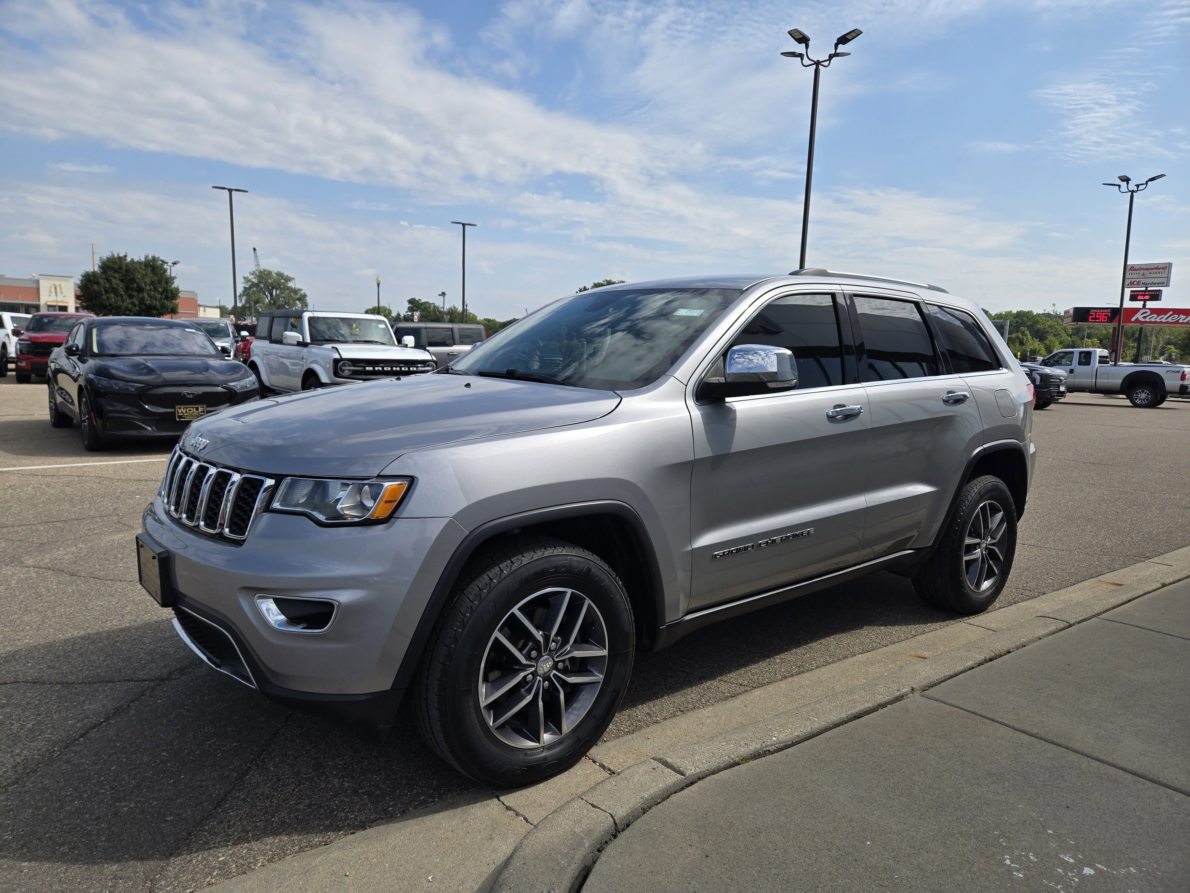 Used 2018 Jeep Grand Cherokee Limited image 3