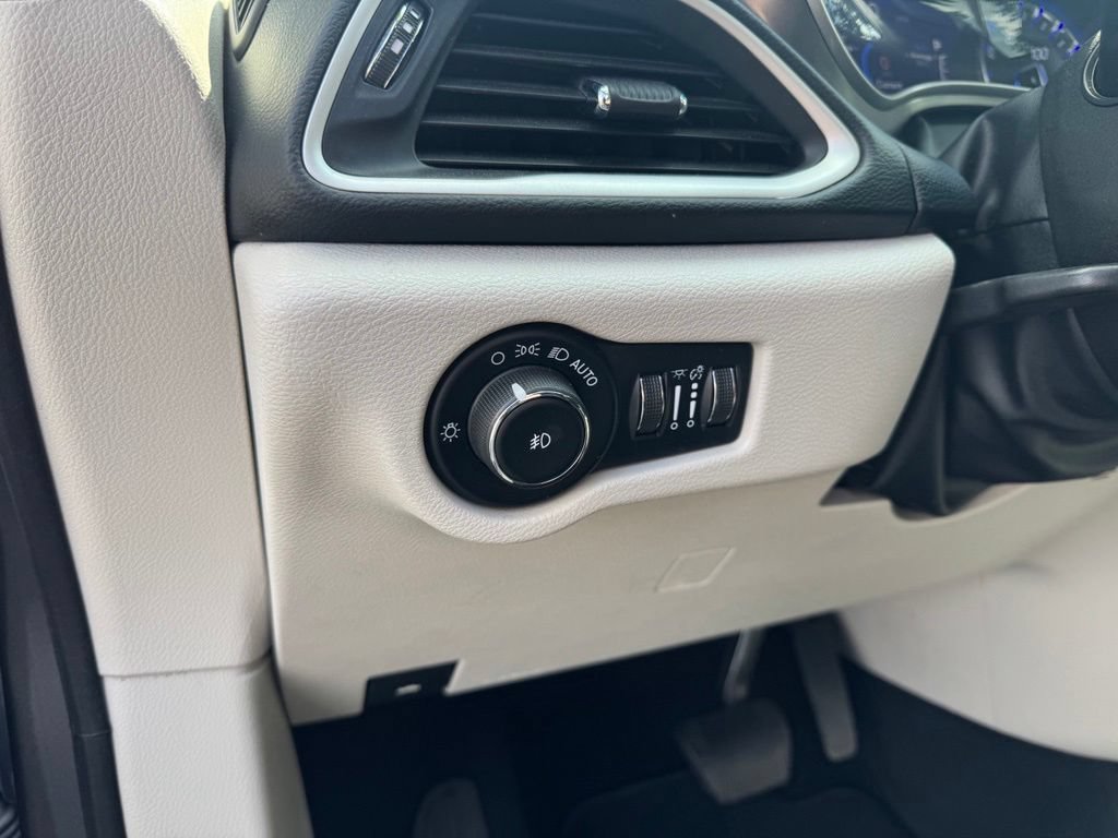 Used 2023 Chrysler Pacifica Touring-L FWD image 4