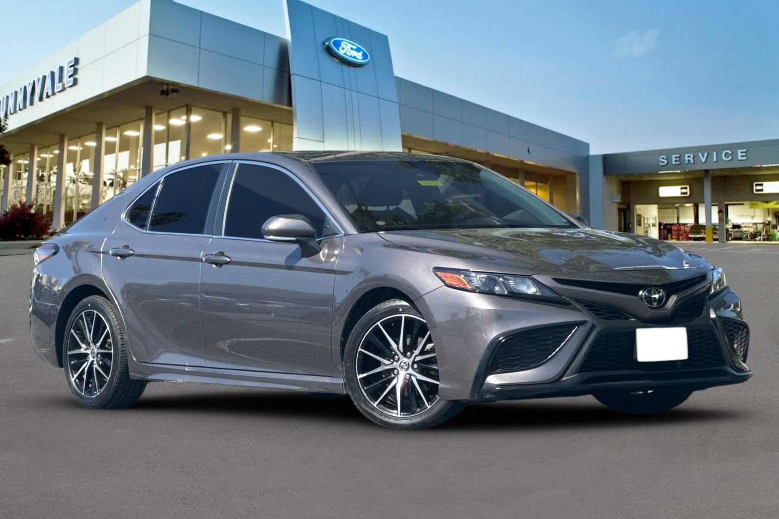 Used 2022 Toyota Camry SE FWD image 2