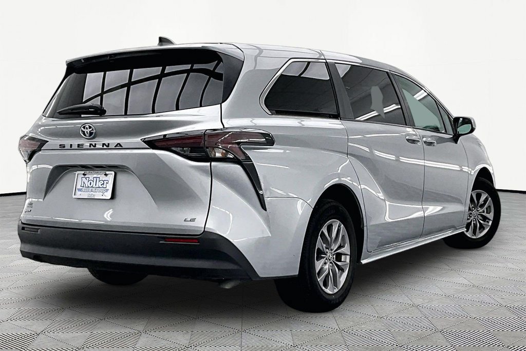 Used 2025 Toyota Sienna LE FWD image 2