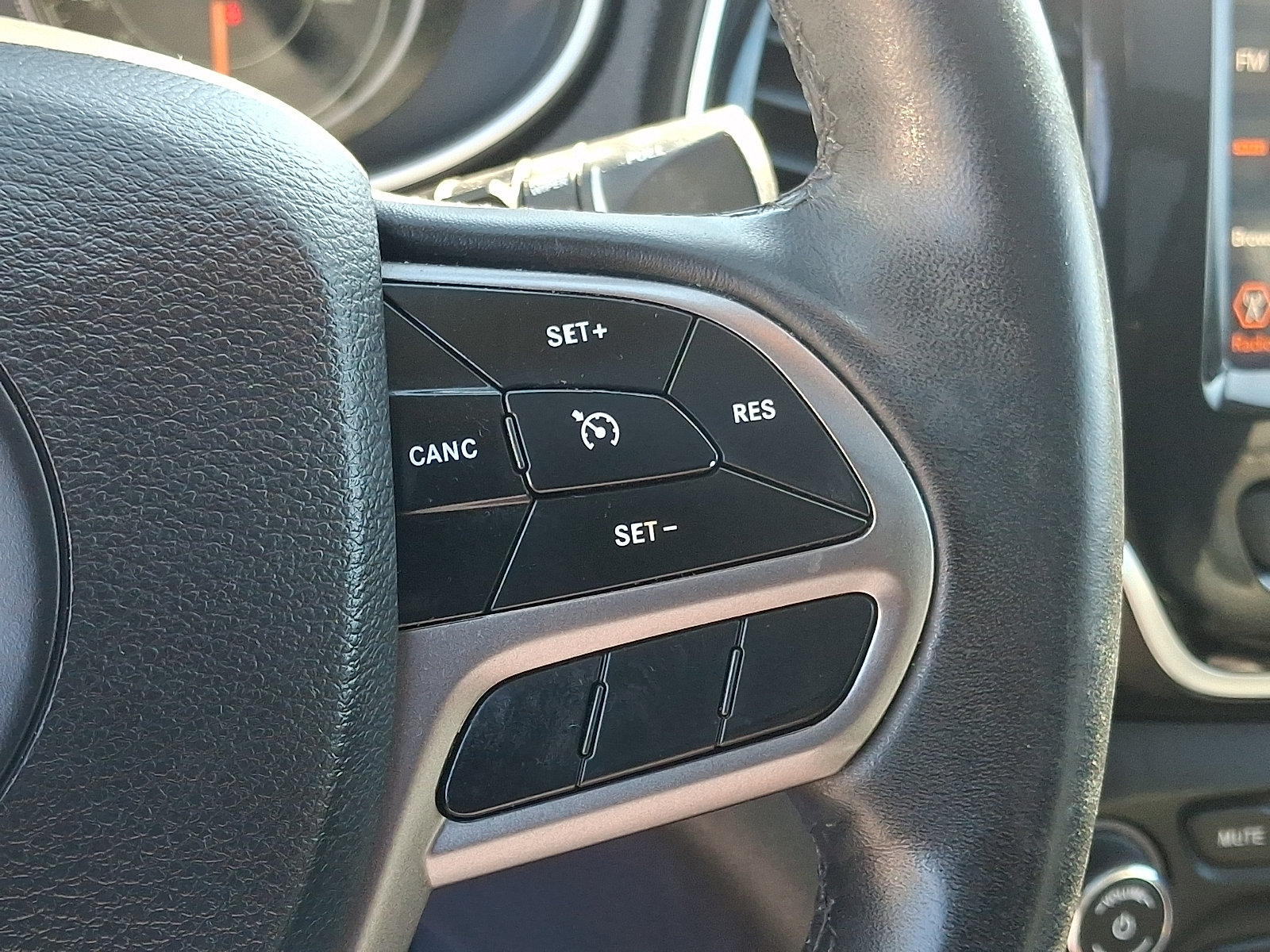 Used 2019 Jeep Cherokee Limited AWD/4WD image 23