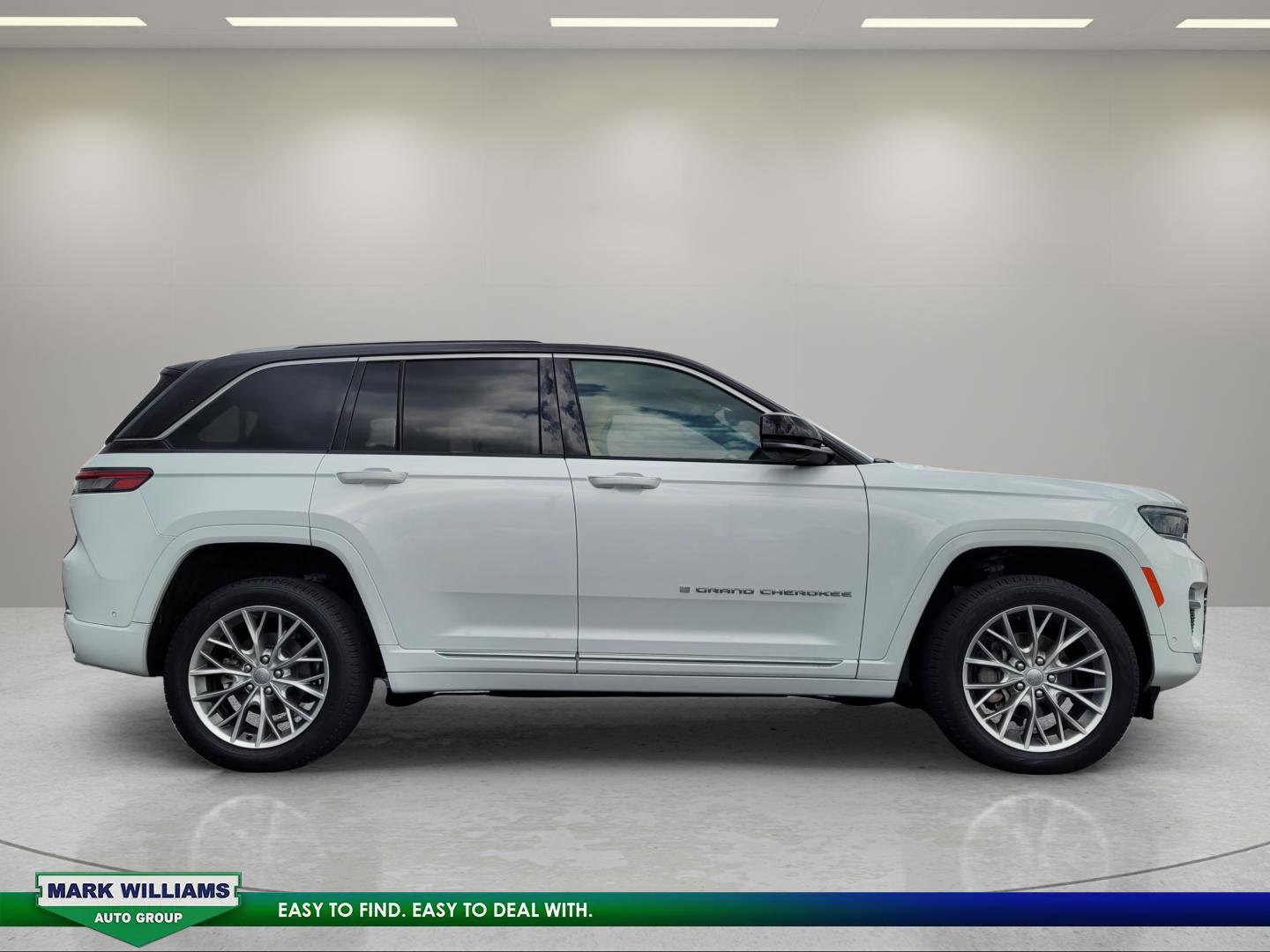 Used 2023 Jeep Grand Cherokee Summit w/ Luxury Tech Group V AWD/4WD image 2