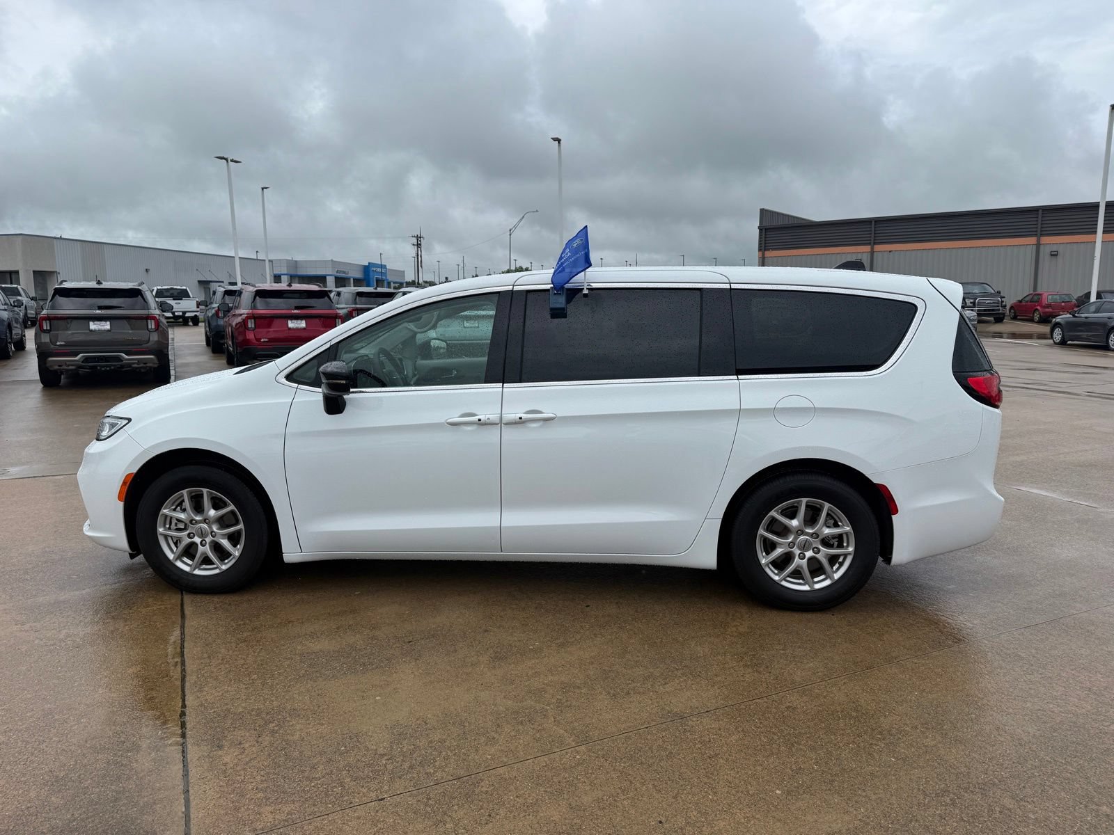 Used 2024 Chrysler Pacifica Touring-L FWD image 8
