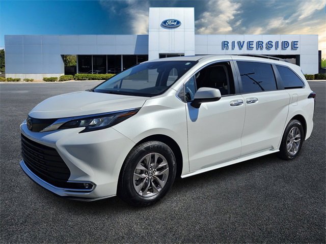 Used 2023 Toyota Sienna XLE image 3
