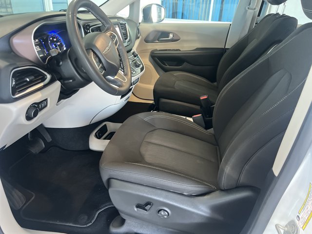 Used 2023 Chrysler Voyager LX FWD image 9