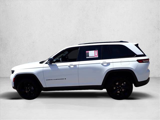 Used 2023 Jeep Grand Cherokee Altitude AWD/4WD image 2