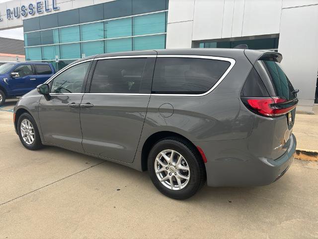 Used 2023 Chrysler Pacifica Touring-L image 3
