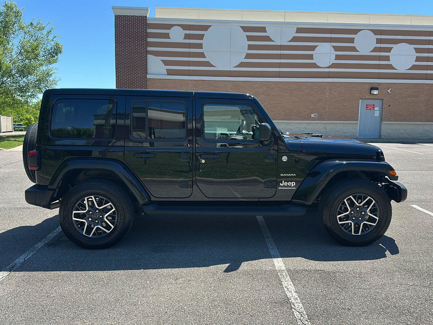 Used 2024 Jeep Wrangler Unlimited Sahara w/ Technology Group AWD/4WD image 6