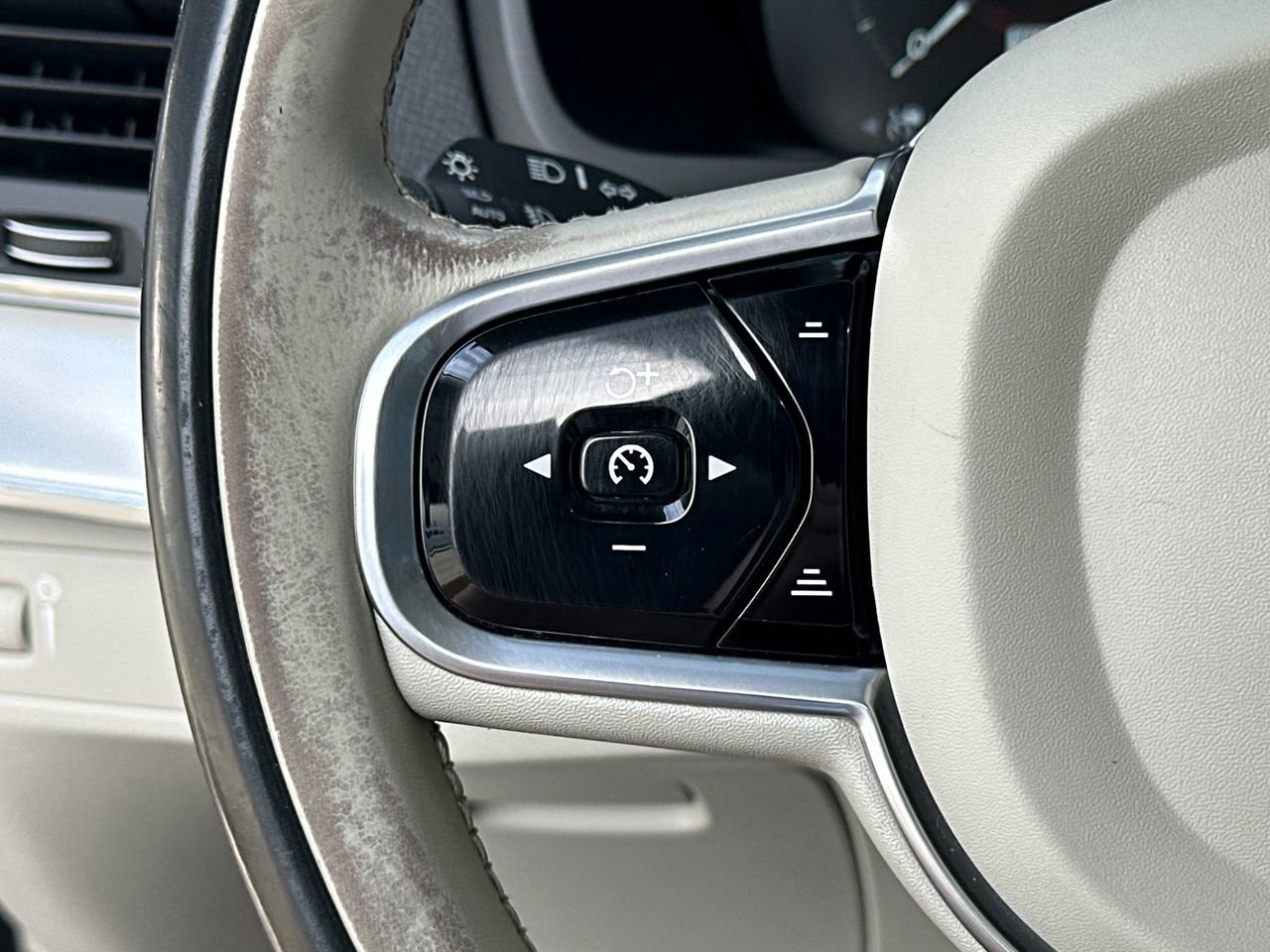 Used 2018 Volvo XC90 T5 Momentum w/ Convenience Package AWD/4WD image 25