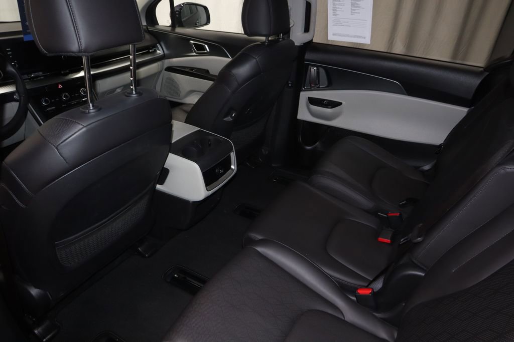 Used 2024 Kia Carnival LX FWD image 21