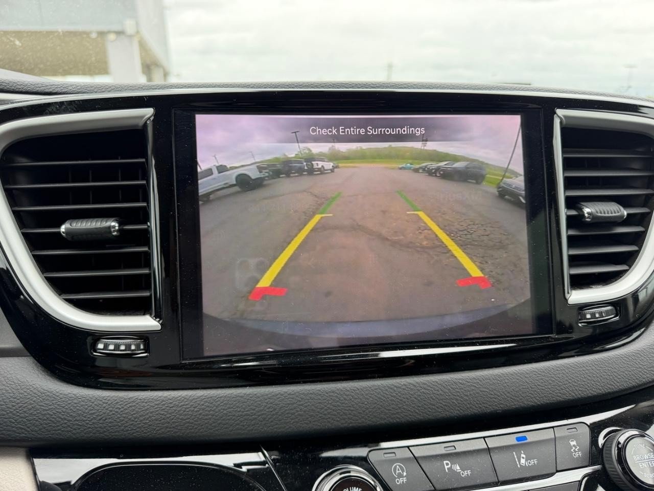Used 2024 Chrysler Pacifica Touring-L FWD image 25