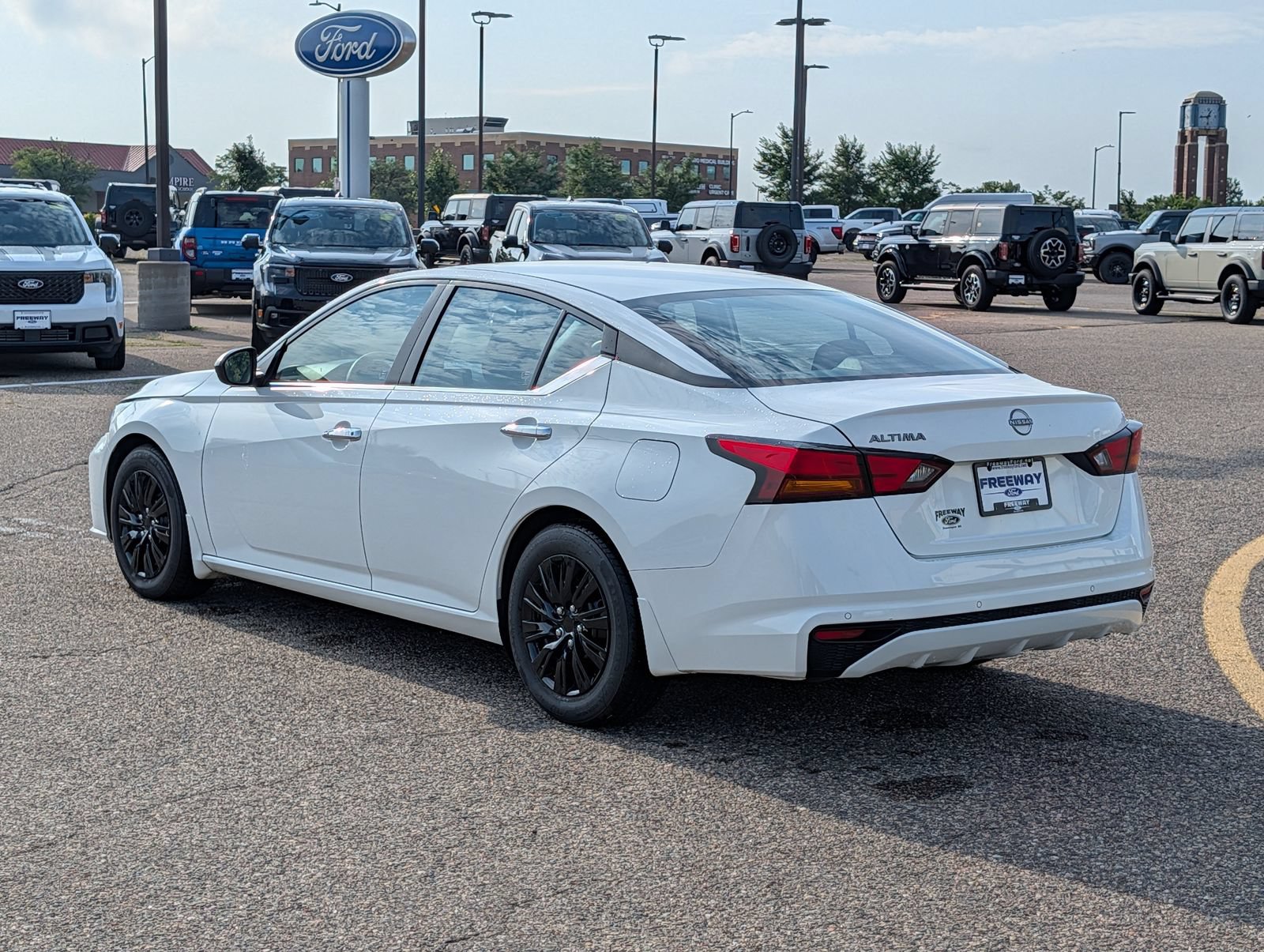 Used 2024 Nissan Altima 2.5 S FWD image 3