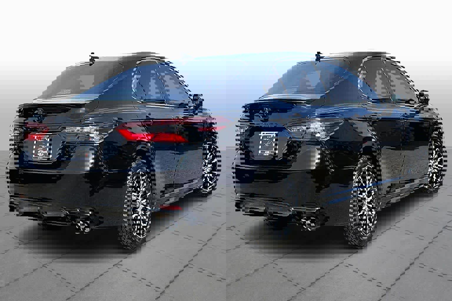 Used 2023 Toyota Camry SE image 3