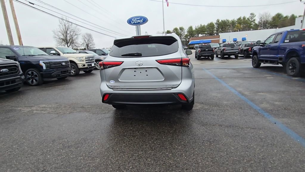 Used 2022 Toyota Highlander XLE AWD/4WD image 19