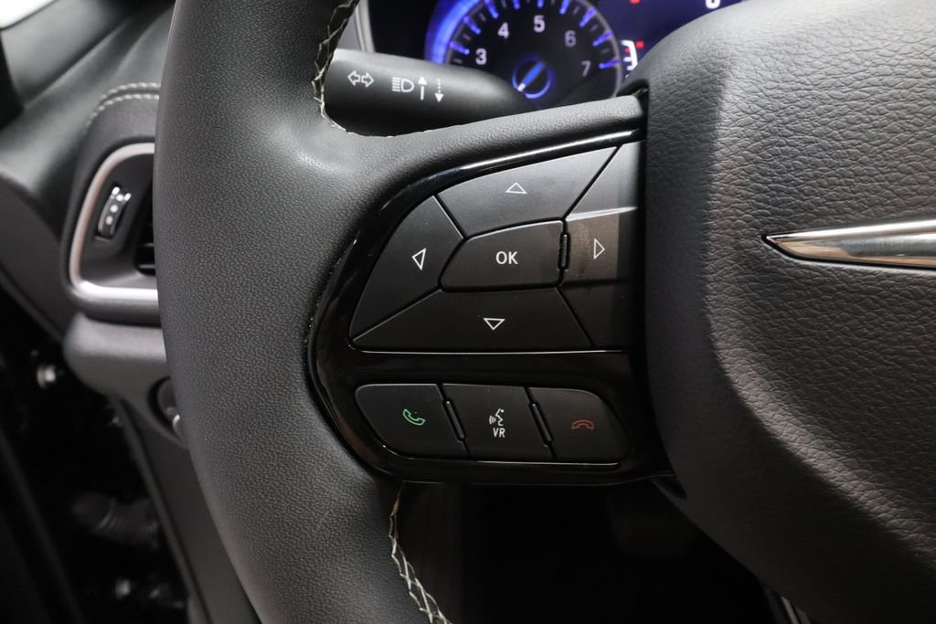 Used 2025 Chrysler Pacifica Limited FWD image 28