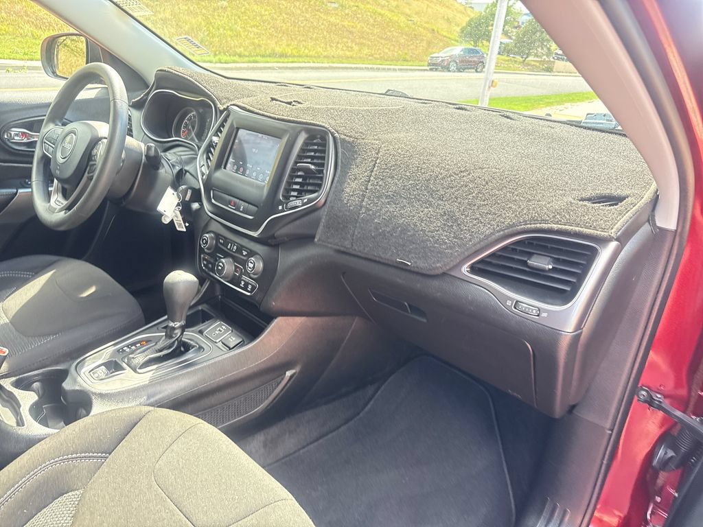 Used 2021 Jeep Cherokee Latitude FWD image 30