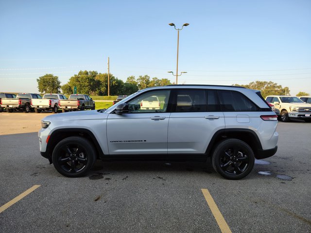 Used 2023 Jeep Grand Cherokee Altitude AWD/4WD image 4