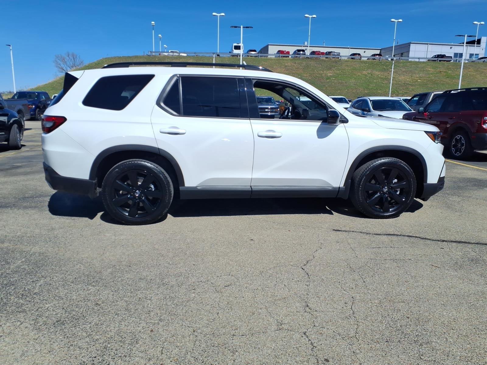 Used 2025 Honda Pilot Black Edition image 4