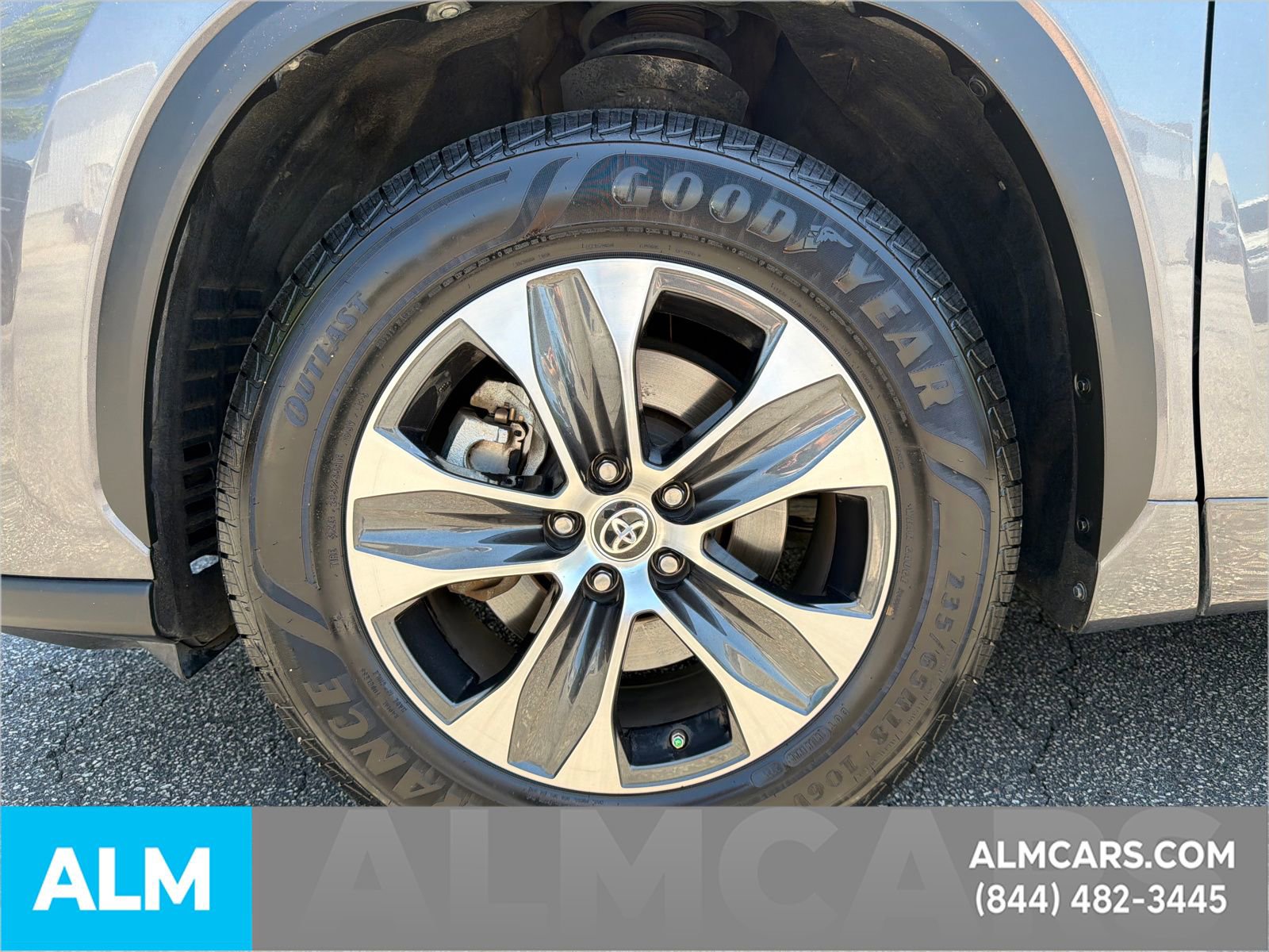 Used 2022 Toyota Highlander XLE FWD image 12
