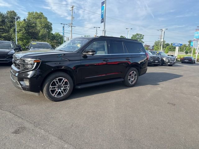 Certified 2025 Ford Expedition Active AWD/4WD image 3