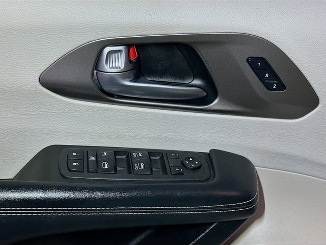 Used 2020 Chrysler Pacifica Touring-L image 17