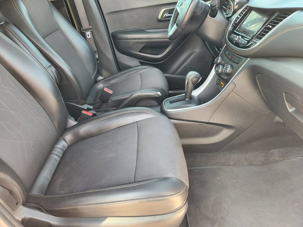 Used 2022 Chevrolet Trax LT w/ LT Convenience Package AWD/4WD image 13
