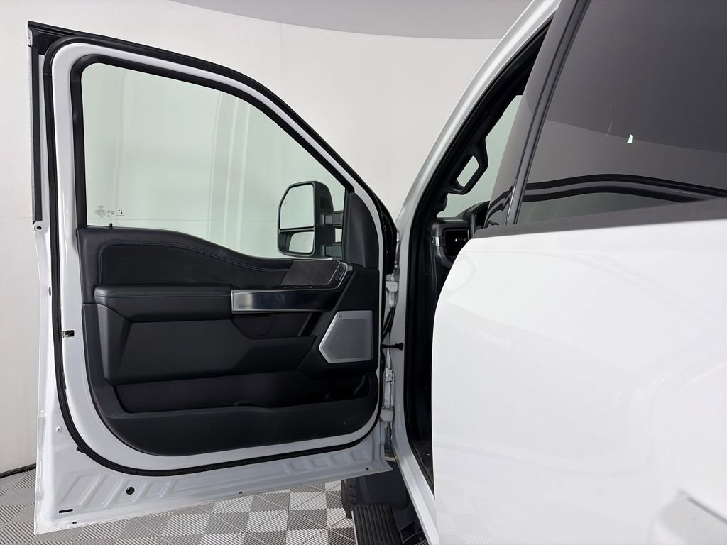 Certified 2025 Ford F450 Platinum w/ FX4 Off-Road Package image 10