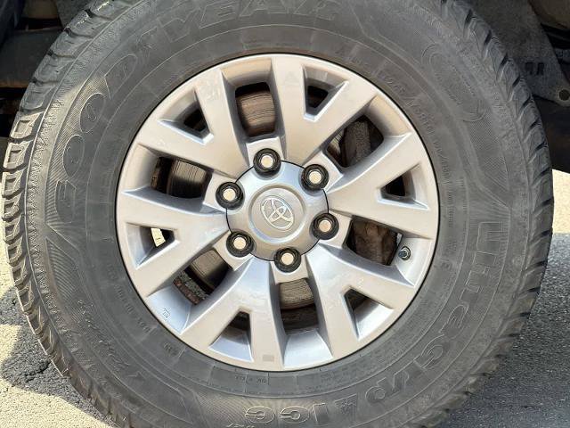 Used 2018 Toyota Tacoma SR5 AWD/4WD image 14