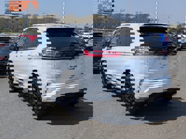 Certified 2024 Ford Edge SE w/ Black Appearance Package image 3