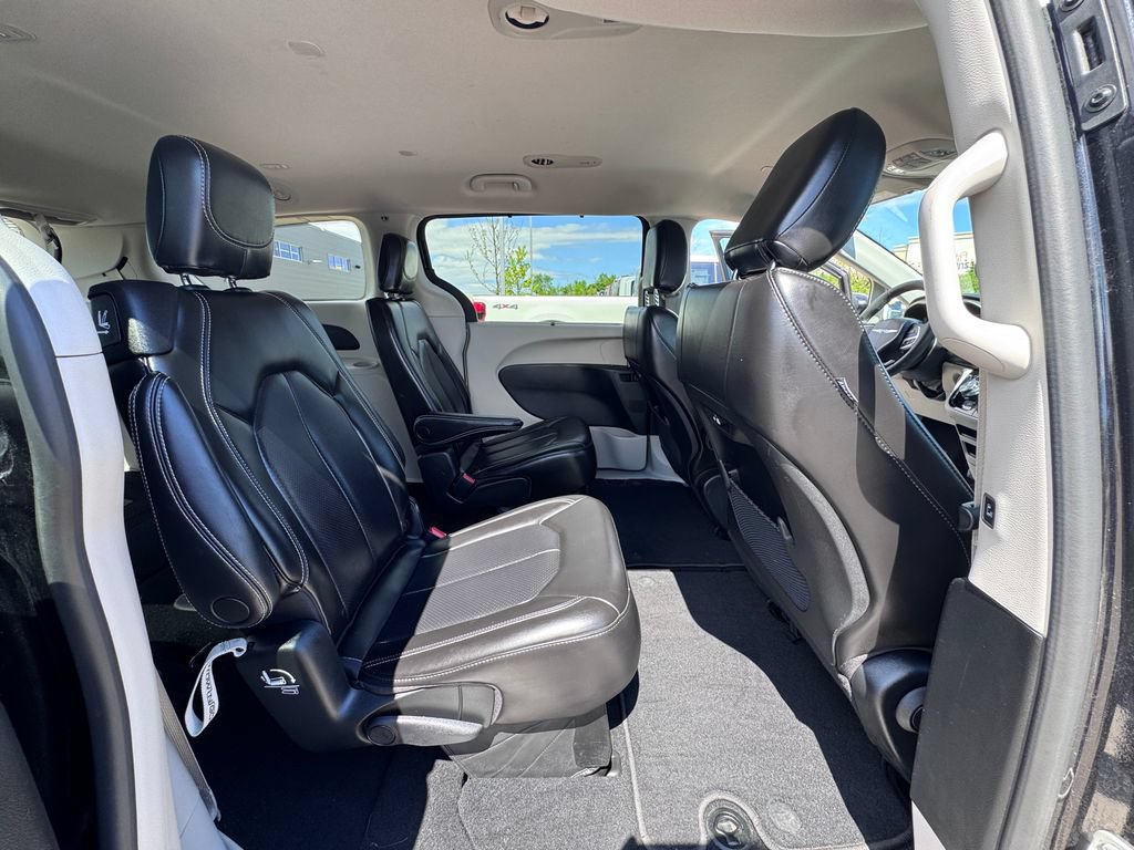 Used 2023 Chrysler Pacifica Touring-L FWD image 28