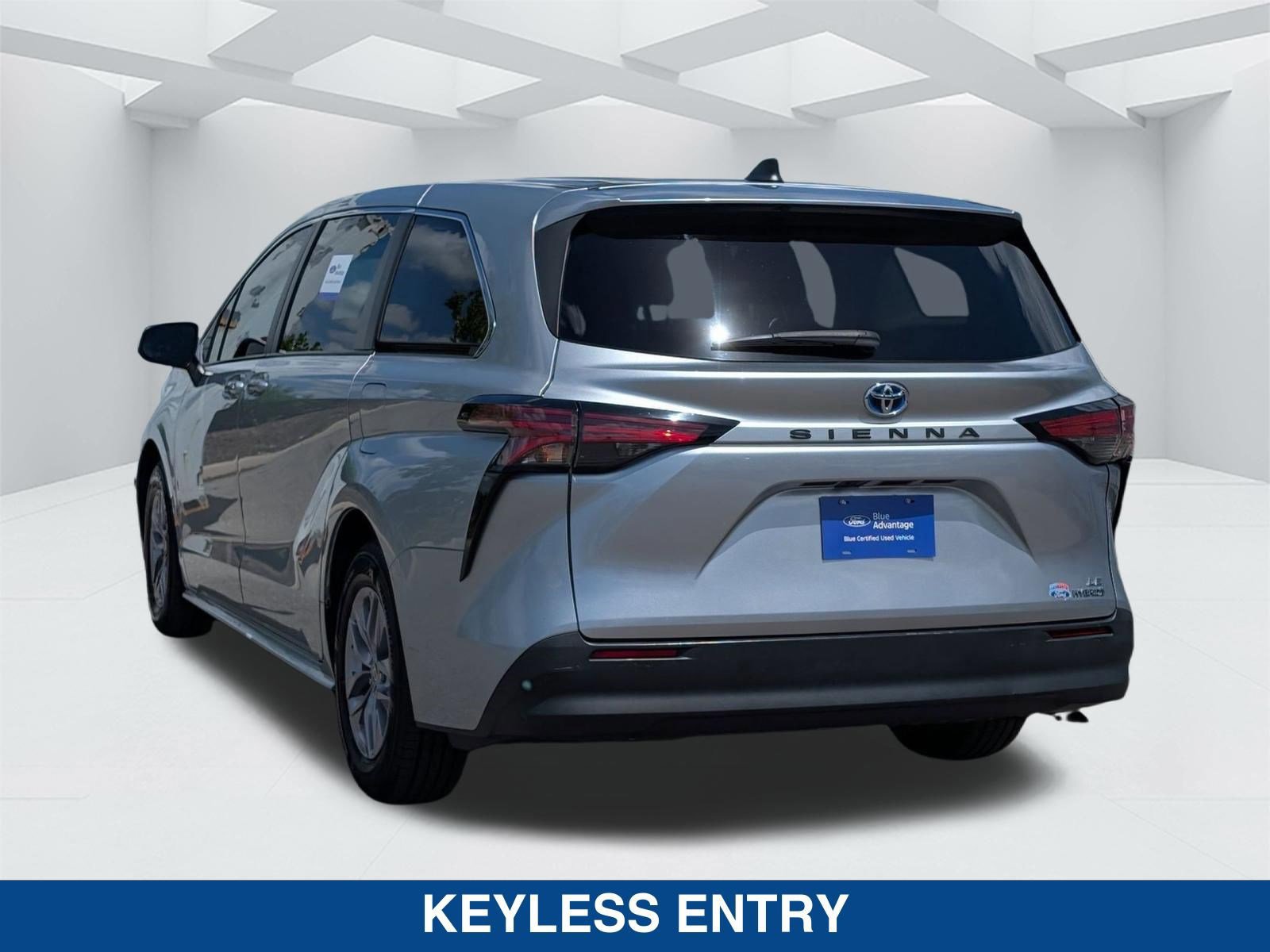 Used 2022 Toyota Sienna LE image 2