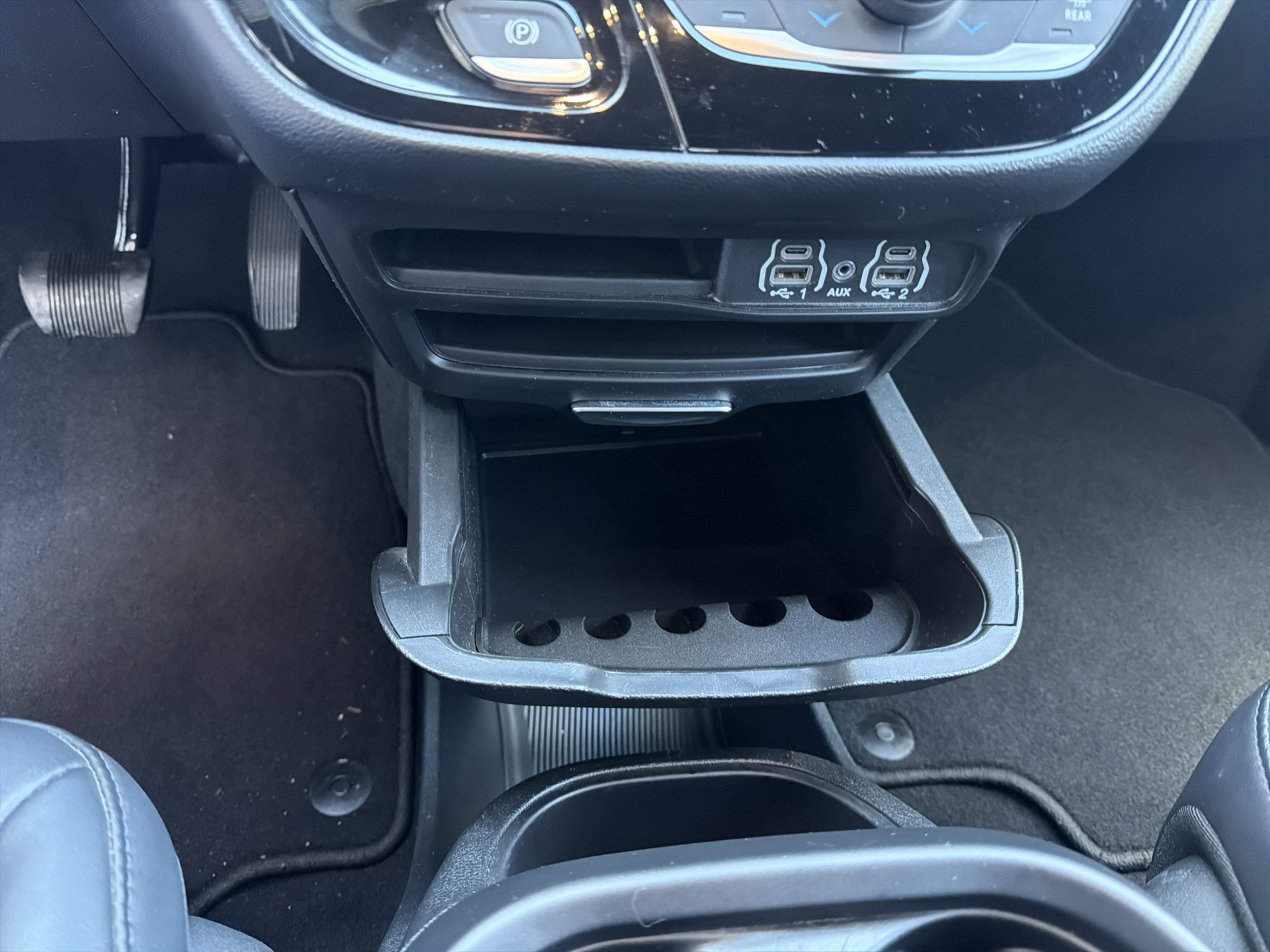 Used 2025 Chrysler Pacifica Select image 44