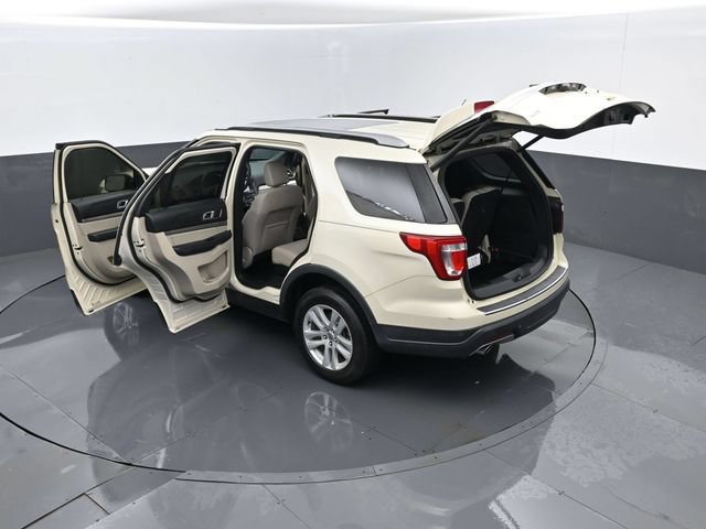 Certified 2018 Ford Explorer XLT w/ Equipment Group 202A AWD/4WD image 30
