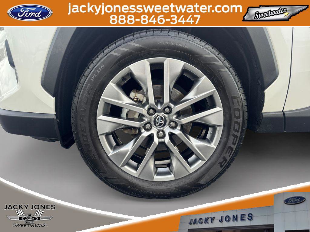 Used 2022 Toyota RAV4 XLE Premium image 9