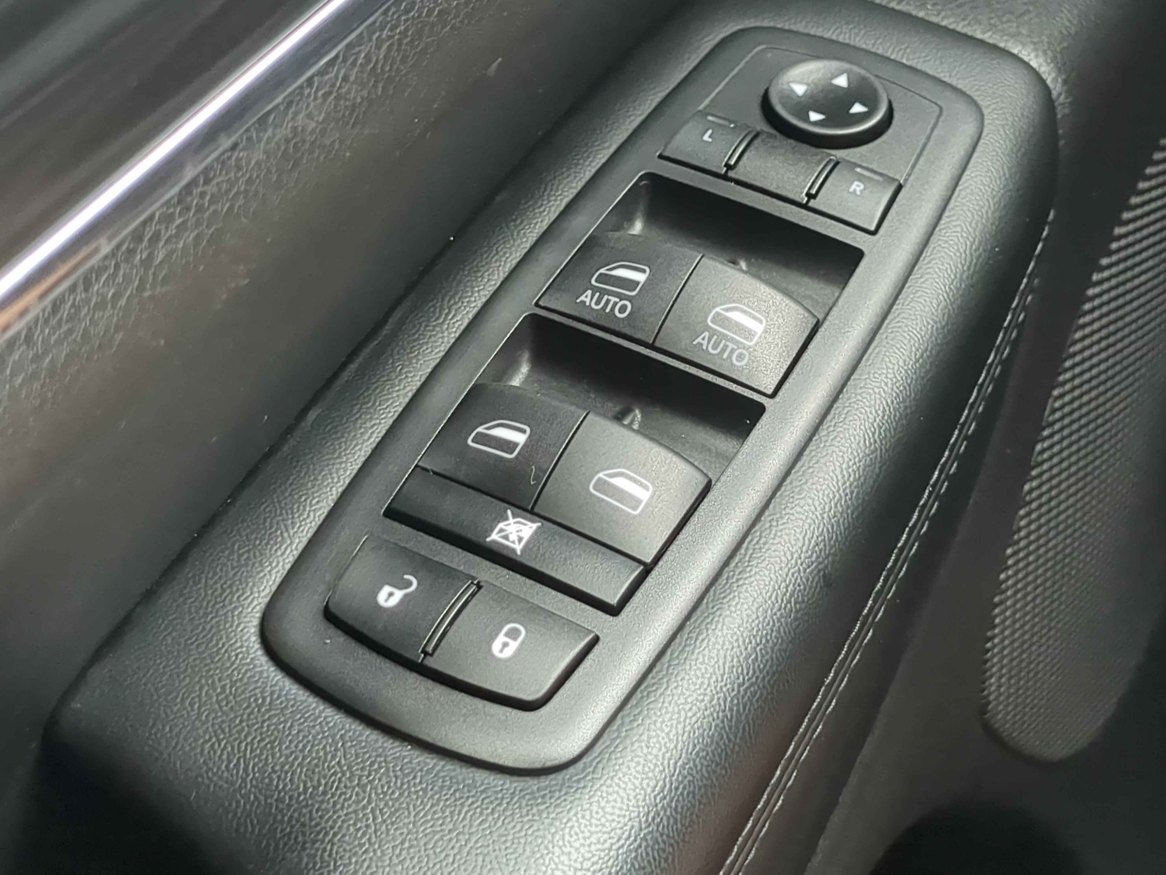 Used 2020 Jeep Grand Cherokee Limited AWD/4WD image 23
