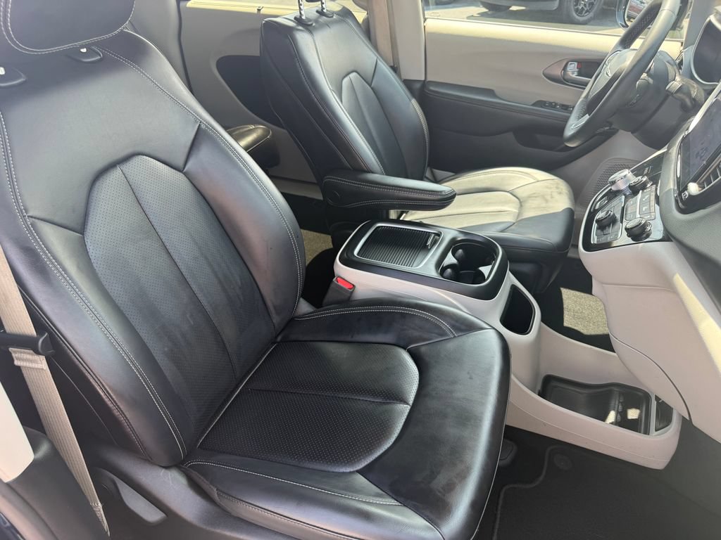 Used 2024 Chrysler Pacifica Touring-L FWD image 19