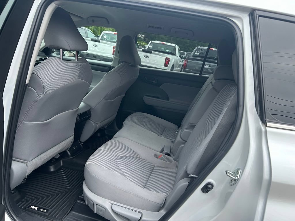 Used 2023 Toyota Highlander LE AWD/4WD image 16