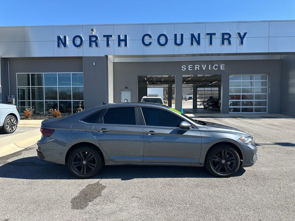 Used 2024 Volkswagen Jetta SE w/ Panoramic Sunroof Package image 6